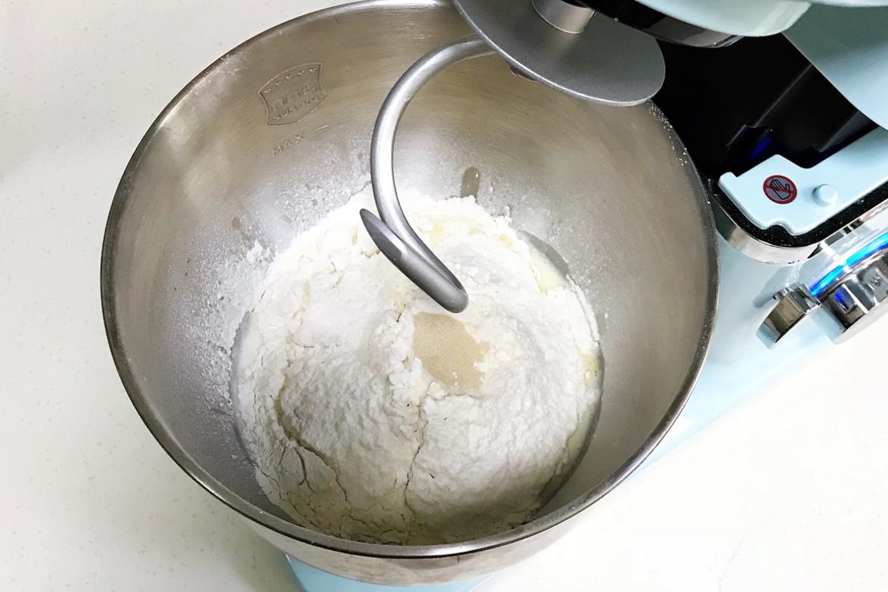 自制奶香面包，做法不难，香甜松软，比买的还好吃