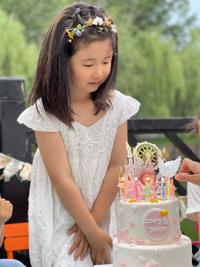 张亮女儿真会打扮，6岁生日穿公主裙出镜好甜，模样酷似哥哥天天