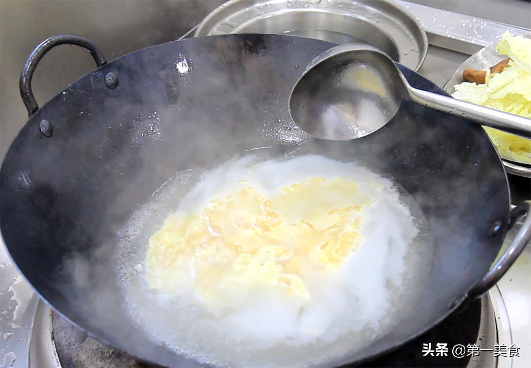 大廚教你一道適合夏天喝的香菇白菜湯，清淡養胃，喝兩碗都不過癮