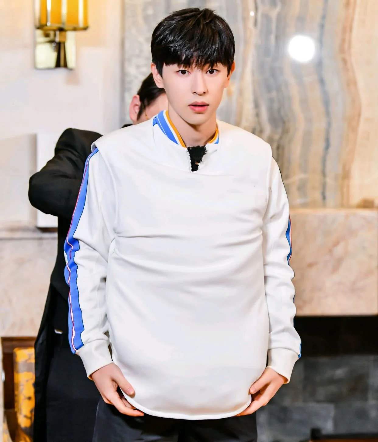 《密室大逃逃》路透，全员一身粉嫩，黄明昊吐