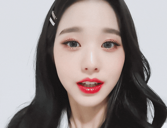 这位女团爱豆的怼脸照长得好看怼脸完全没在怕的