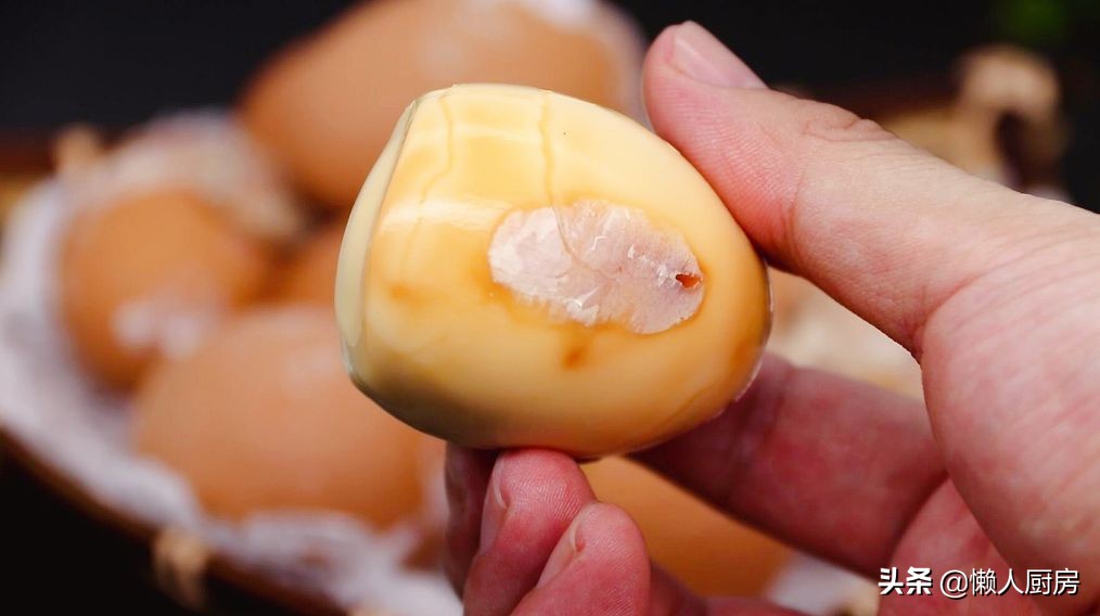 原来电饭锅能做烤鸡蛋，加点盐和水就可以了，比水煮蛋更好吃