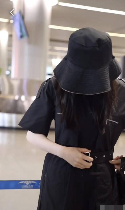 手被晒出色差，身体累到进医院，迪丽热巴过于