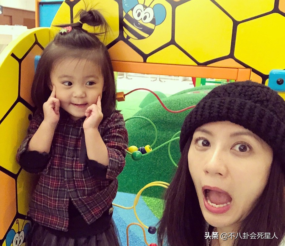波妞成最严肃星二代，拍照不笑还爱皱眉头，才两岁就能打哭咘咘