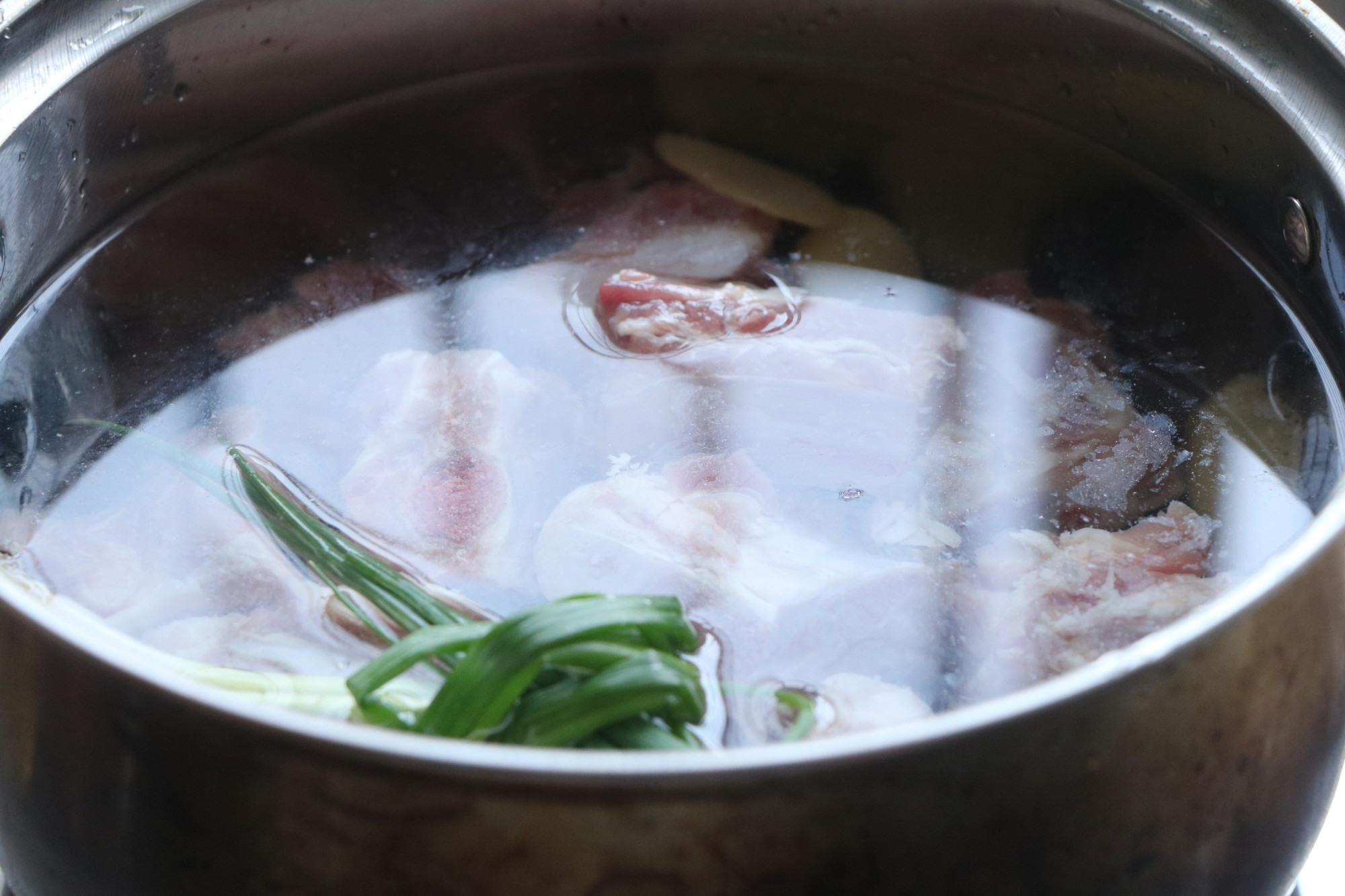 冬天裡最愛的懶人排骨燜飯，香到骨子裡，吃一次就念念不忘