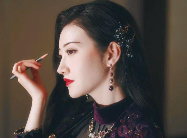 当“资源咖”却被嘲讽，如今降级口碑翻盘，景甜与她的传奇15年