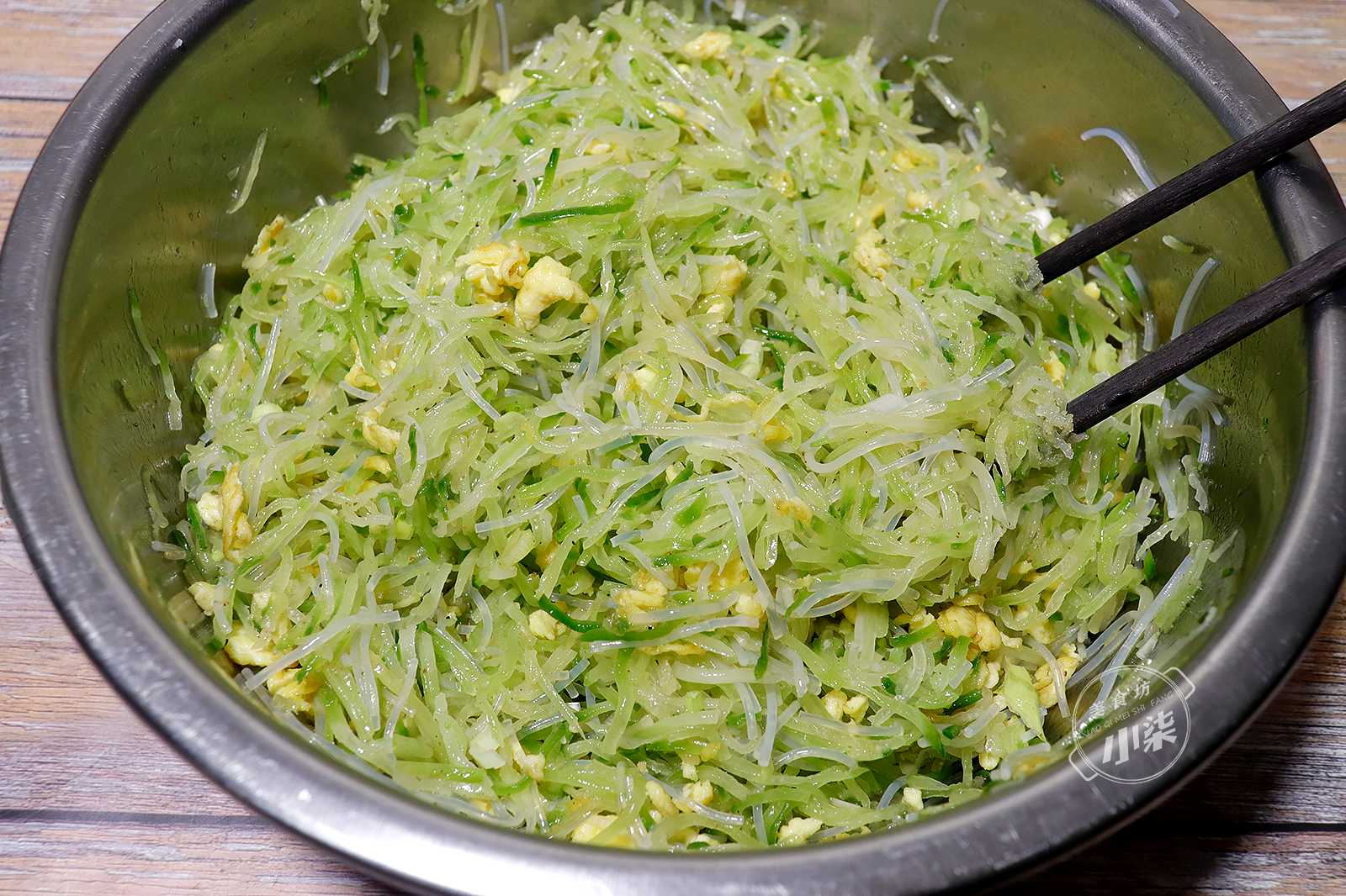 立冬後，想吃蘿蔔餡餅，學會這樣做，不破皮不露餡，個個皮薄如紙