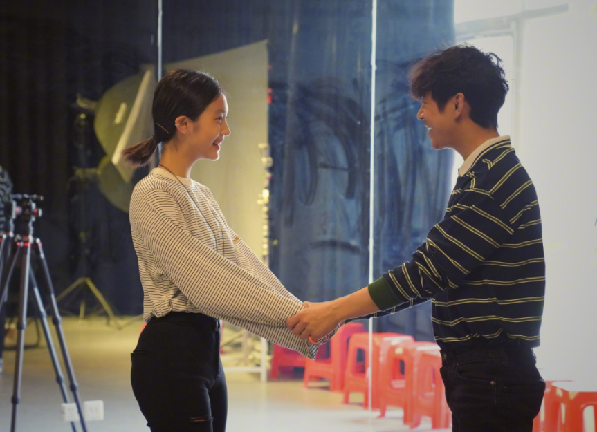 黄磊女儿后台花絮照曝光！身形纤瘦下巴尖，化