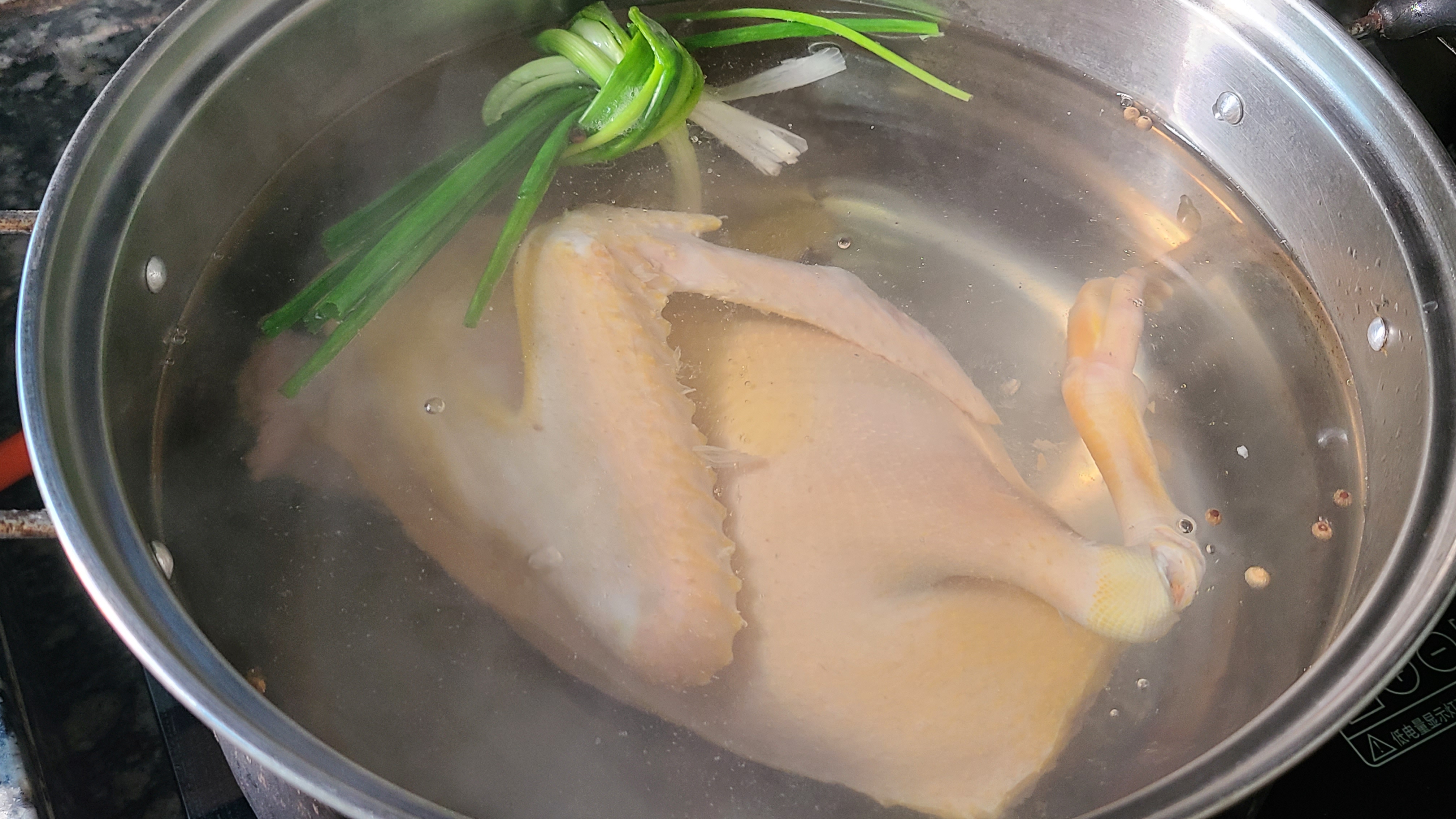 广东人很爱吃的沙姜白切鸭，香味浓味道棒，看着就好吃