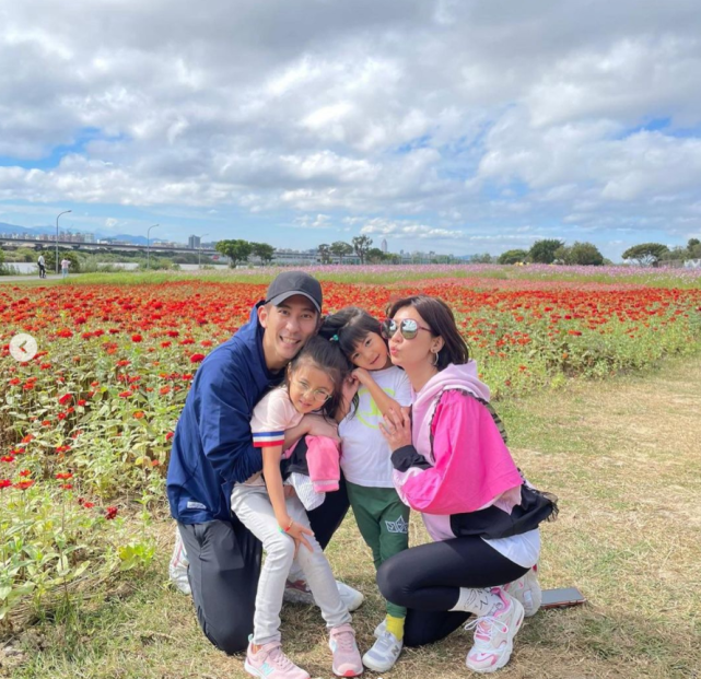 賈靜雯曬一家五口慶小女兒滿4歲，波妞穿公主裙戴皇冠變小淑女