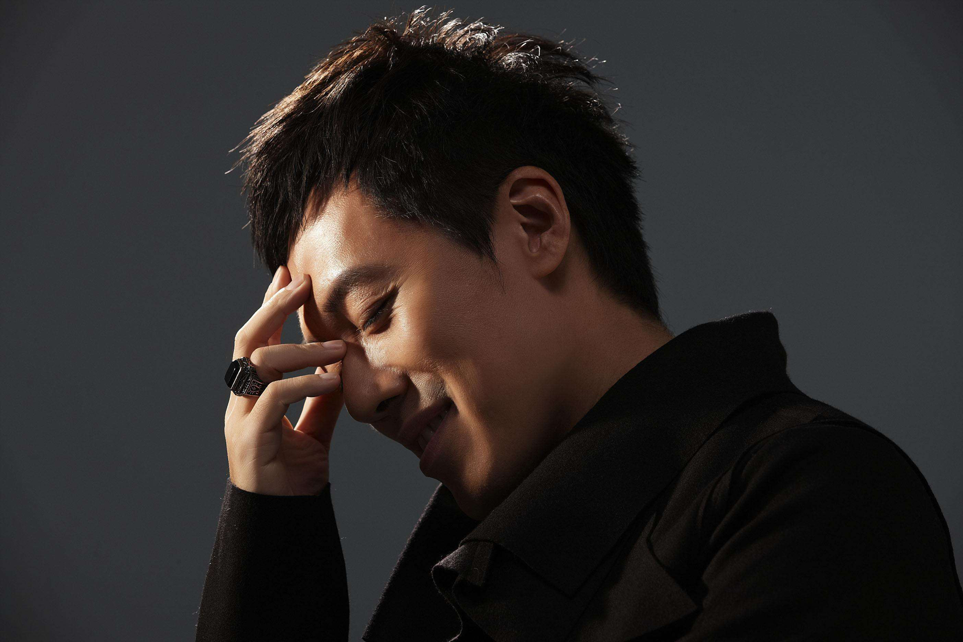 伍佰本名吴俊霖,中国台湾男歌手,词曲创作人, 音乐制作人.