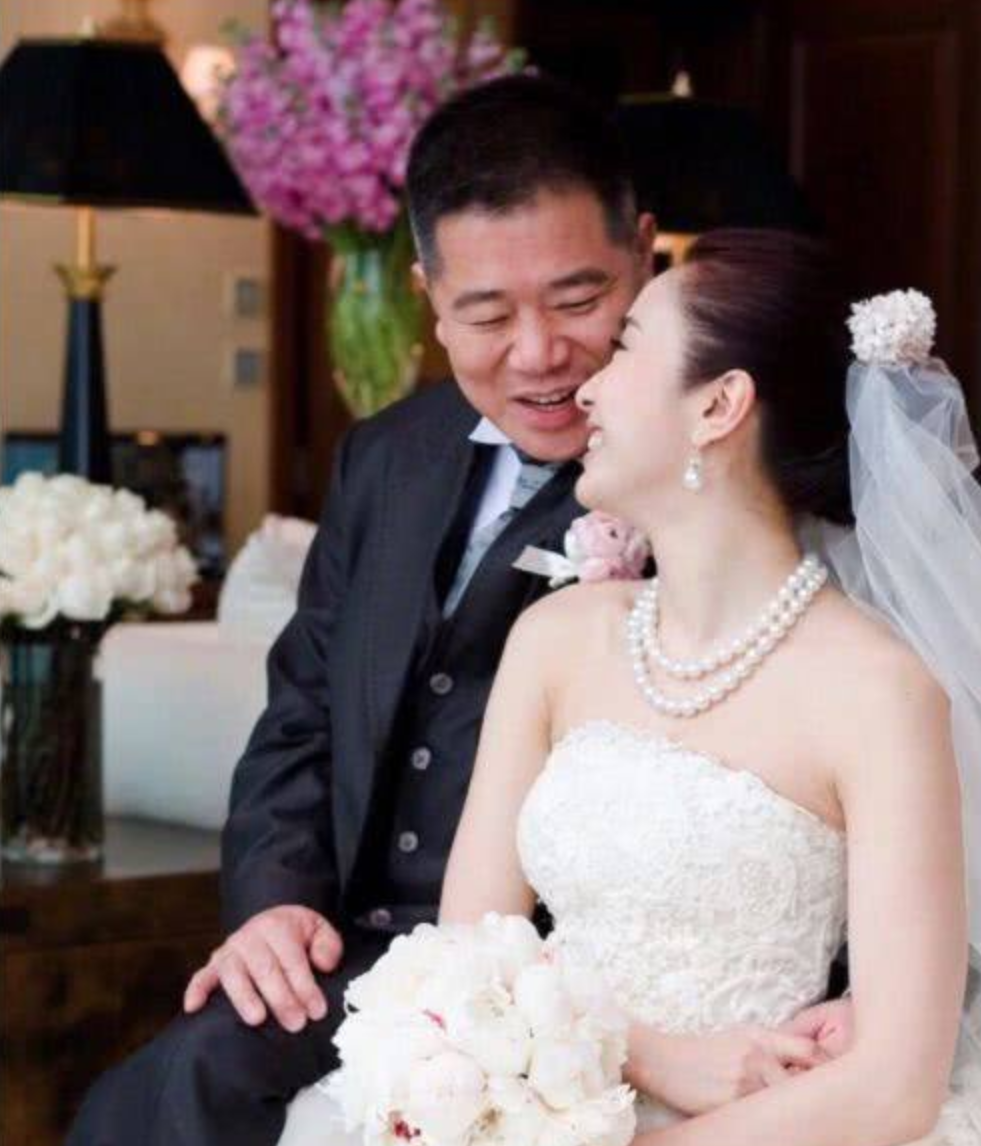 黎姿豪宅派对干儿子罕出镜，TVB高层到场，老公两鬓斑白太显老