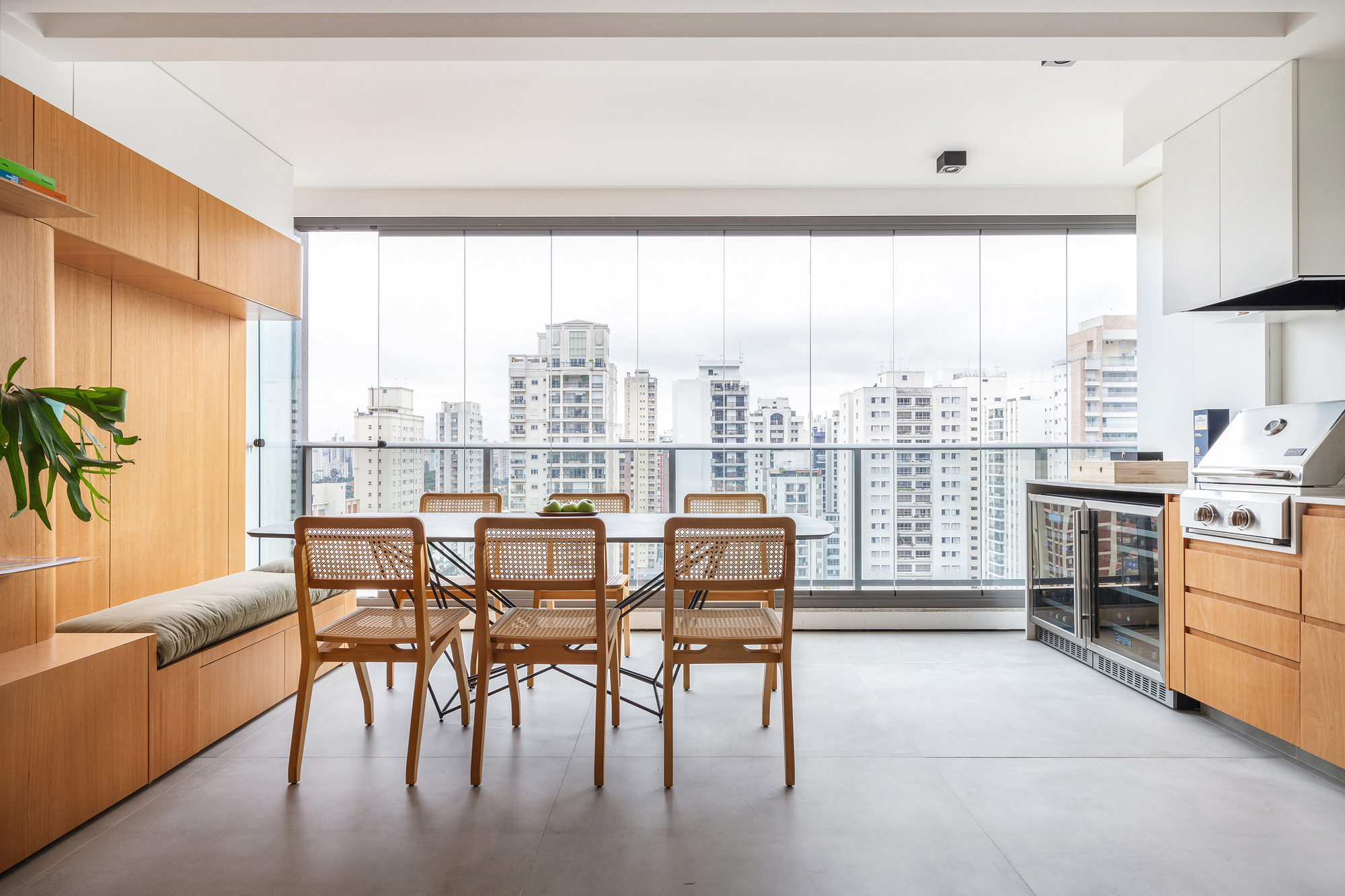 一道弧形木墙既是家具也是隔墙，令90m²公寓清爽舒适