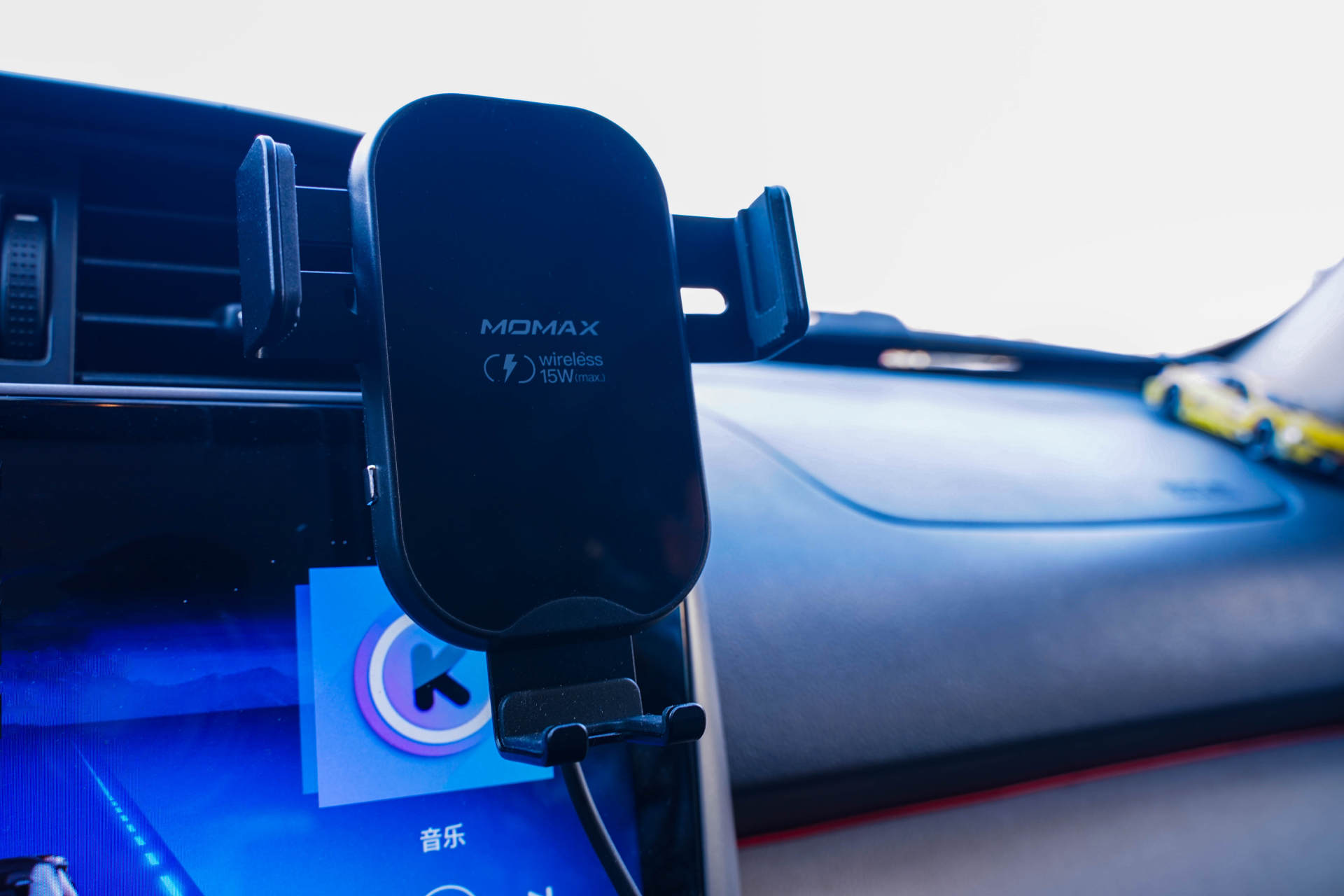 张弛有度，15W快充入手MOMAX摩米士车载无线充电手机支架