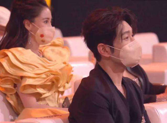 黄晓明与baby罕见同框！老婆带小海绵就医，黄晓明摸儿子头超宠溺