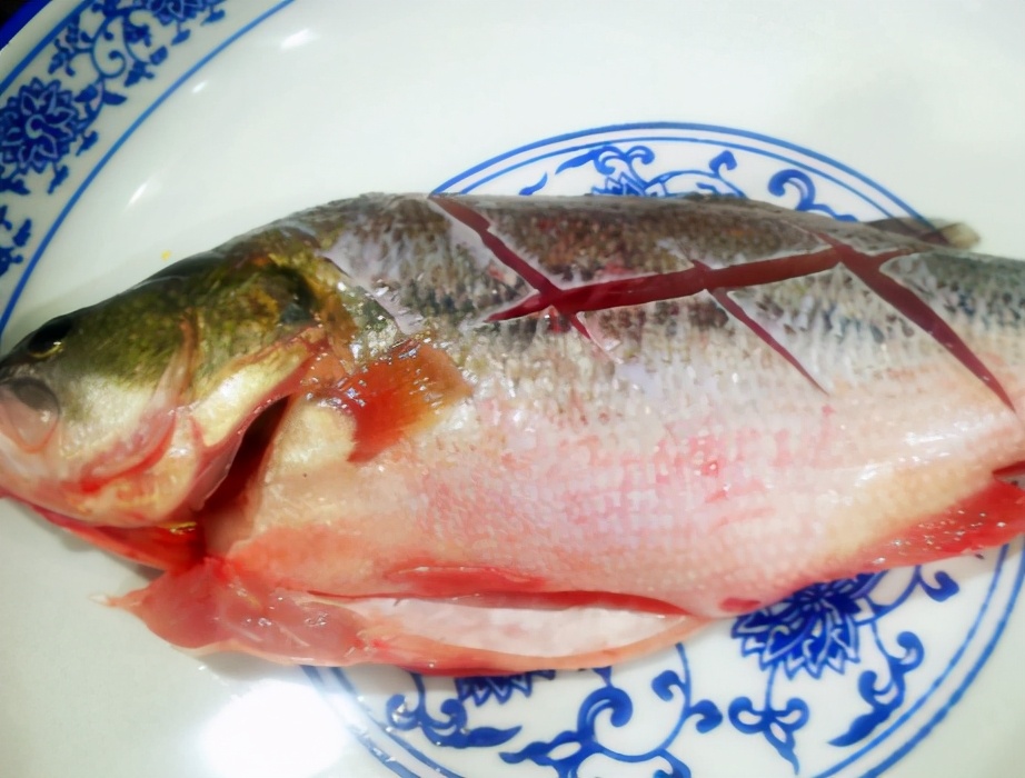 图片[2]-清蒸鲈鱼的做法步骤图 无腥味-起舞食谱网