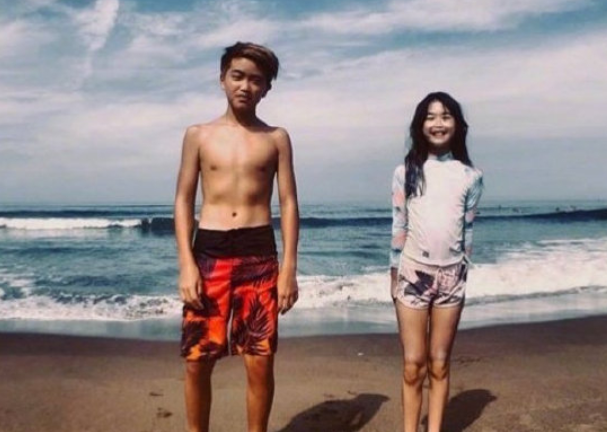 曹格儿子13岁近照曝光，梳大背皮肤黝黑，反而“姐姐”颜值逆袭
