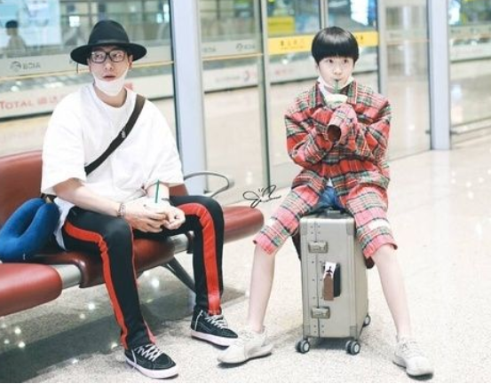 13岁天天与张亮同框，身高接近1米8，穿西服颜值