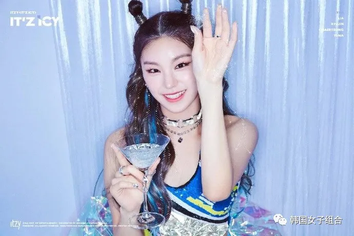 各种梳起来的发型都尝试了的女团爱豆,为努力工作的头皮应援