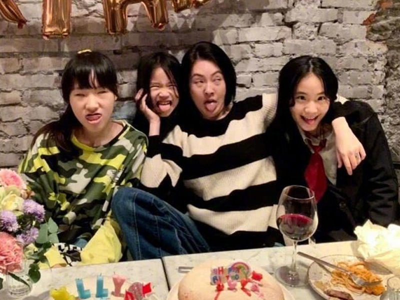 小S二女兒終於被發現！ 高顏值配大長腿確實驚艷，一家子超模範兒