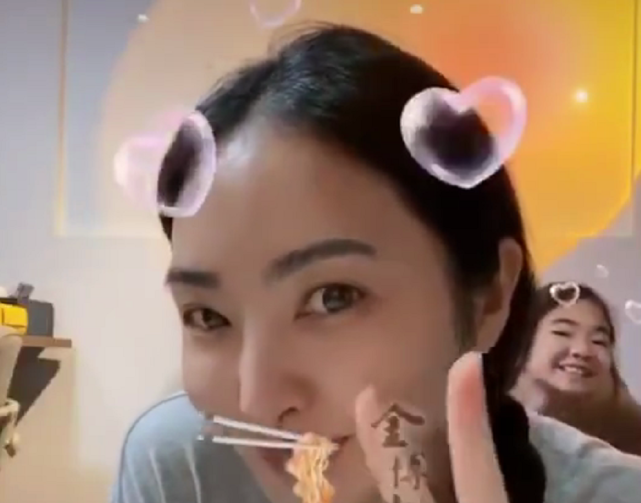 曹格老婆久违晒女儿，Grace躲妈妈身后甜笑抢镜，漂亮又有气质