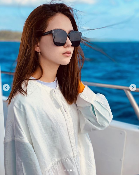 周杰伦昆凌为刘畊宏补过生日，夫妻俩戴墨镜秀恩爱，比寿星还抢镜