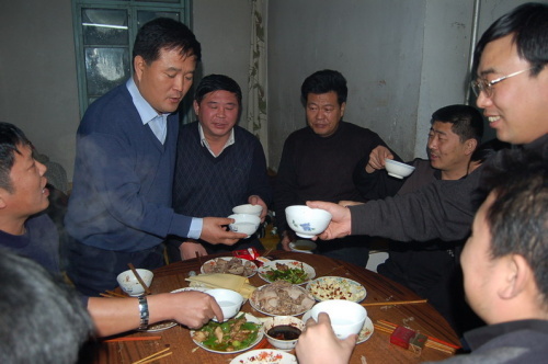 农村人在家喝酒的图片图片