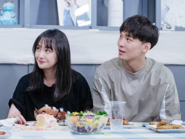 郑爽庭审后首次现身机场，状态极差需两人搀扶