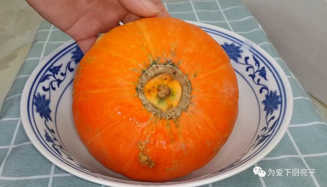 自制南瓜丸子的做法，锅里一炸，出锅不发硬不吸油，全家都抢着吃