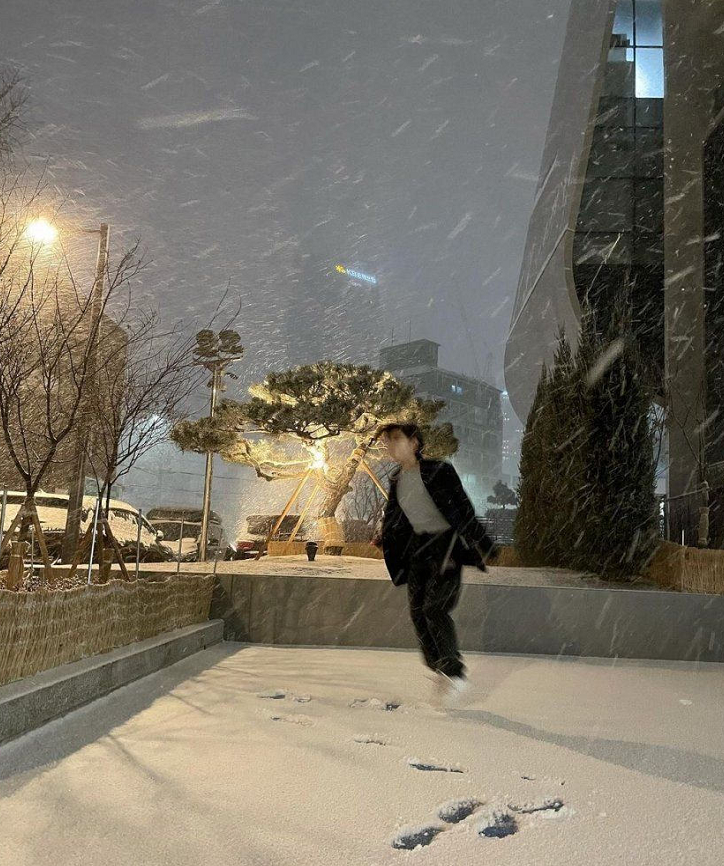 南韩爱豆都在玩雪，金智妮、朴彩英雪地照，威神V实力诠释南方人