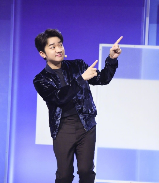 王祖蓝晒全家福庆父亲节，还下厨给李亚男做美食，夫妻俩热吻甜齁