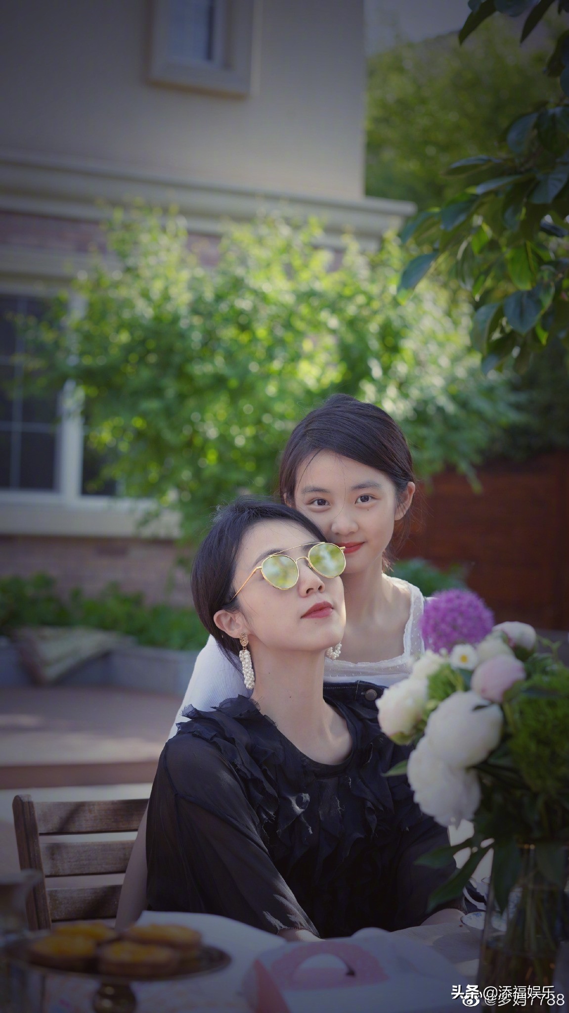 黄多多认真完成戏剧作业，把袜子当手套戴，遗传了黄磊的表演天赋