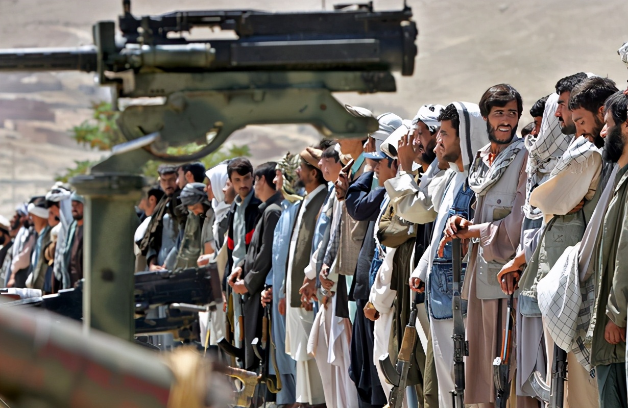 真正的复仇黑寡妇！儿夫被残杀，她扛枪上战场成传奇