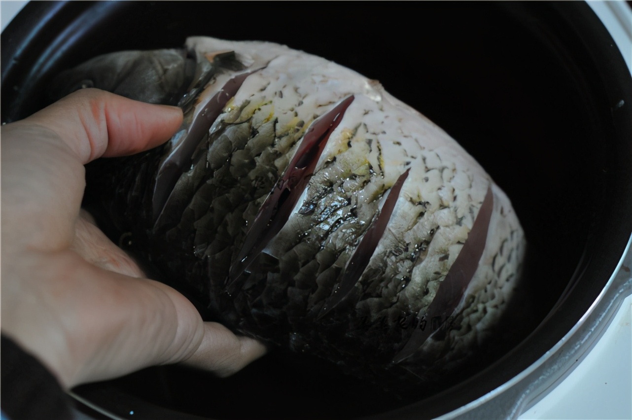 把整條魚扔進電飯鍋裡，不加油不放水，一周吃6次，餐餐都光盤