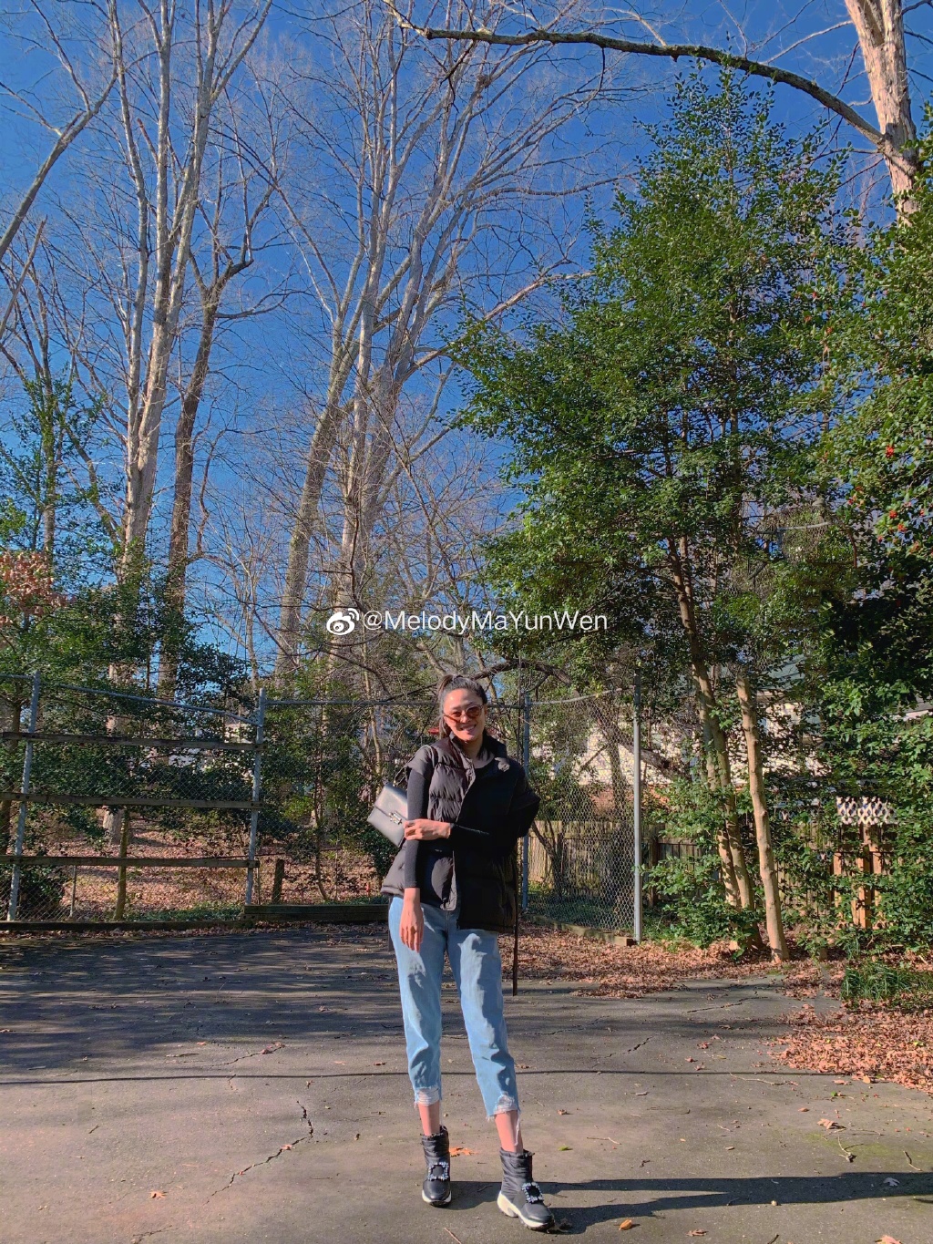 女排前国手外出度假！张开双臂笑容灿烂，混血