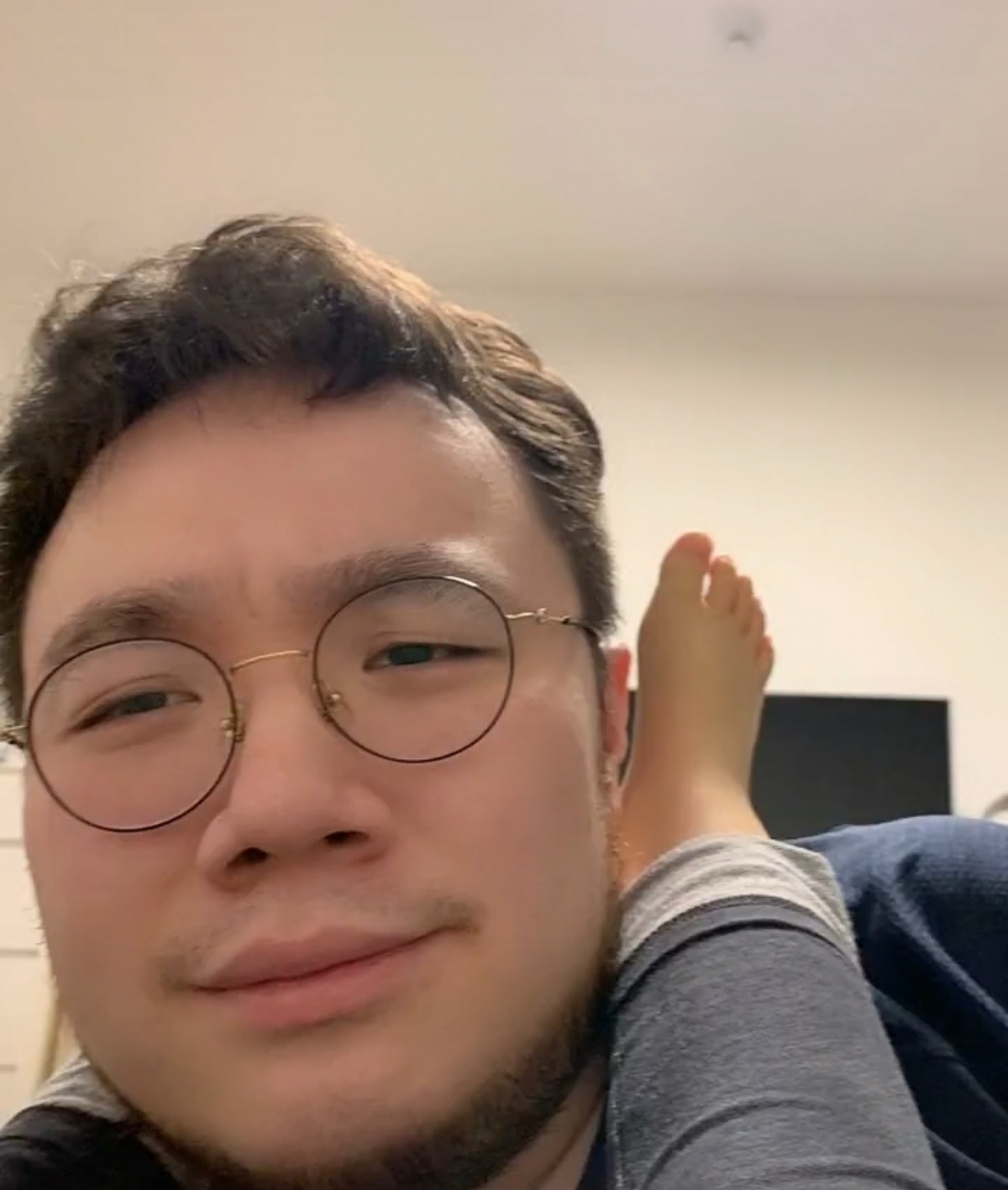 宋丹丹儿子巴图罕晒娃，体型像爸又是小胖子，网友：希望长相随妈