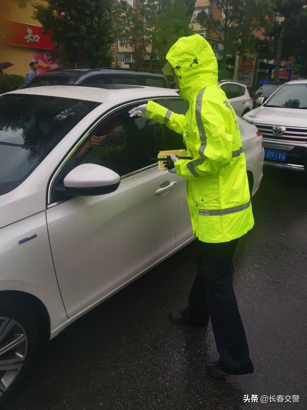 雨中新学期，长春交警暖心护航！