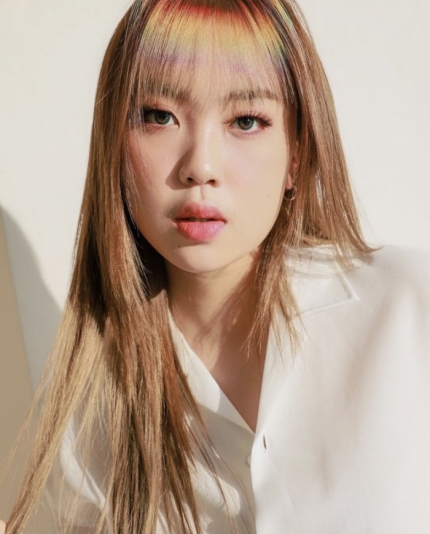 上次因缺席高考出圈南韩大势女rapper卖手机壳反被赞