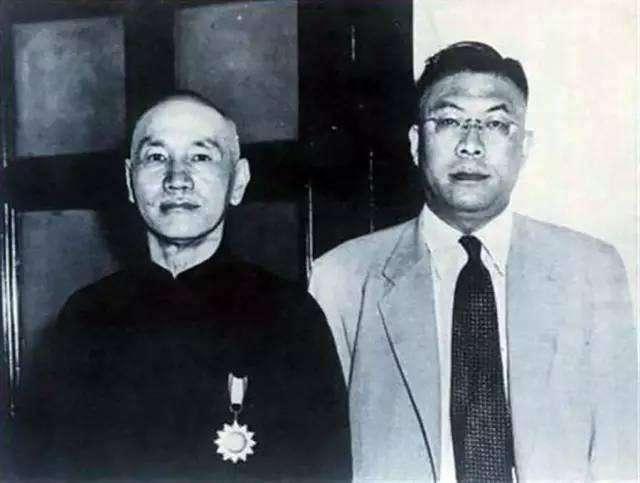 蒋介石欲率军逃往菲律宾，此大学教授力荐：台湾易守难攻去台湾