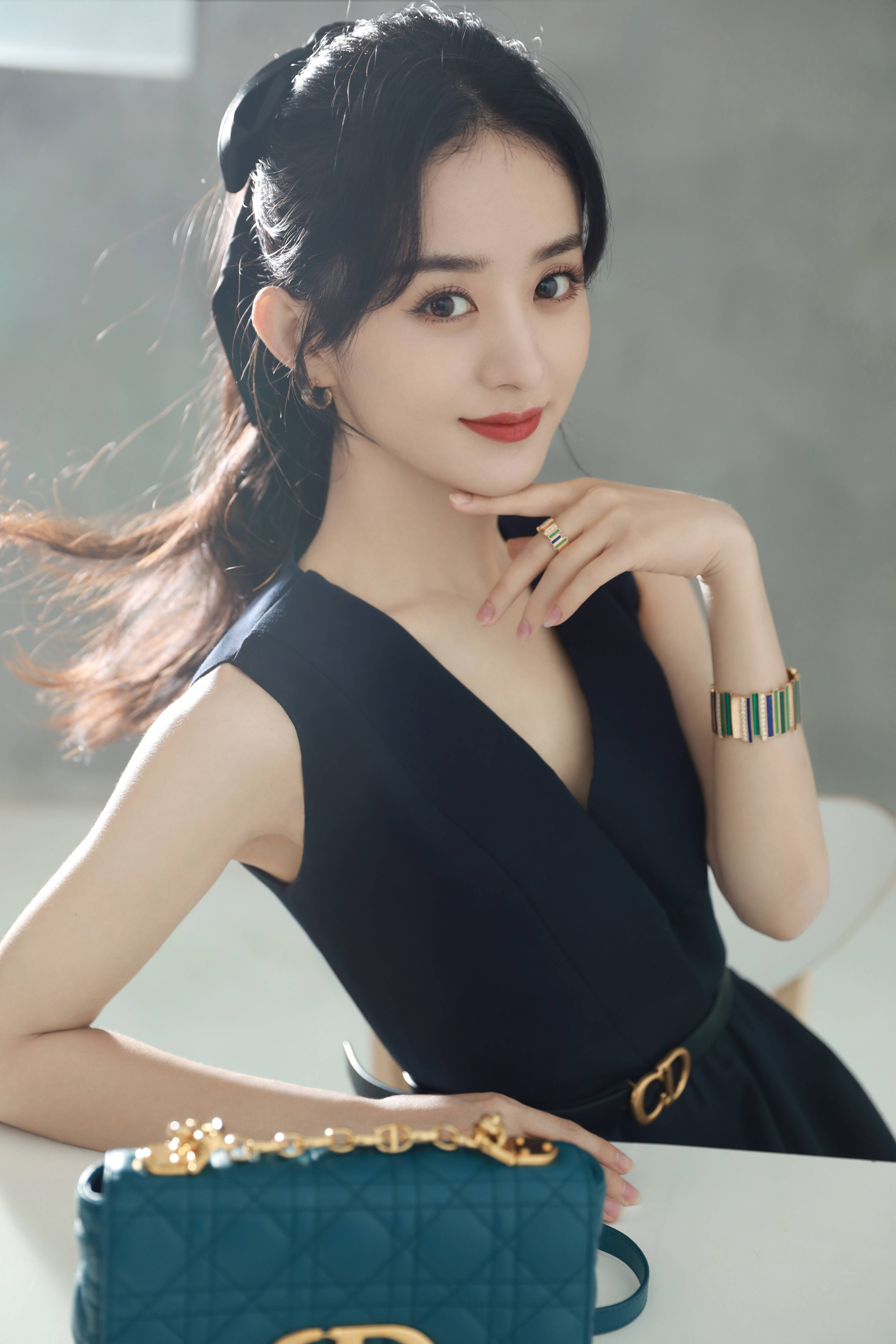 Zhao Liying is clever big, elegant and intellectual temperament is shown, again the acknowledge with colourful to clever treasure beauty refresh