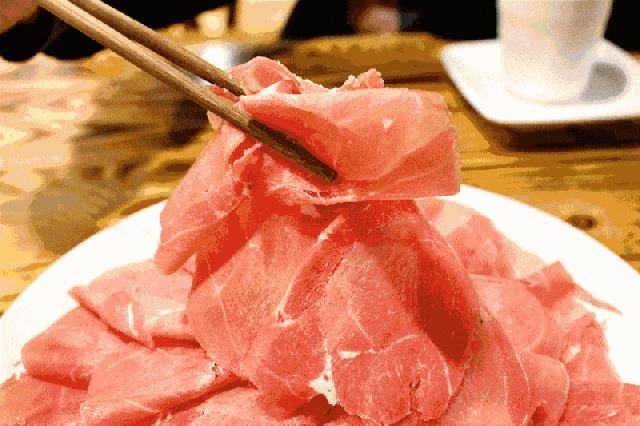 在古城西安，没有涮肉的秋天是不完整的，这是一个吃肉的季节