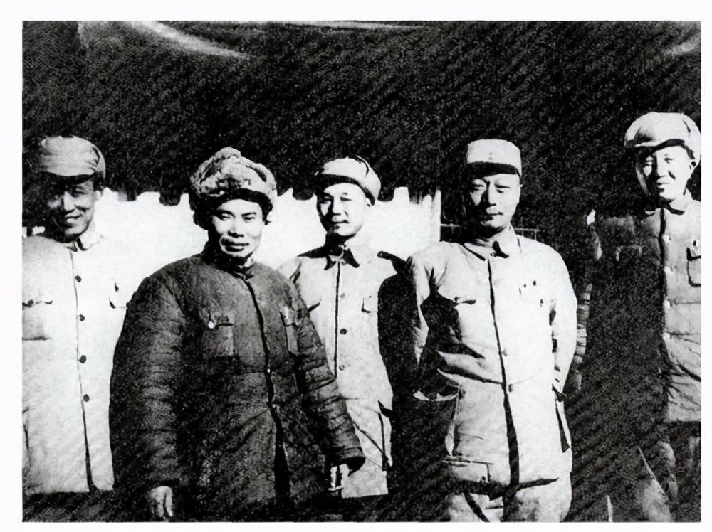 英国元帅卧姿射击连发连中，把枪给我军上将，