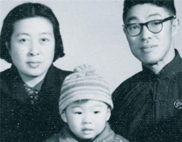 还记得那个被轰下台的于丹吗？在跌落神坛的日