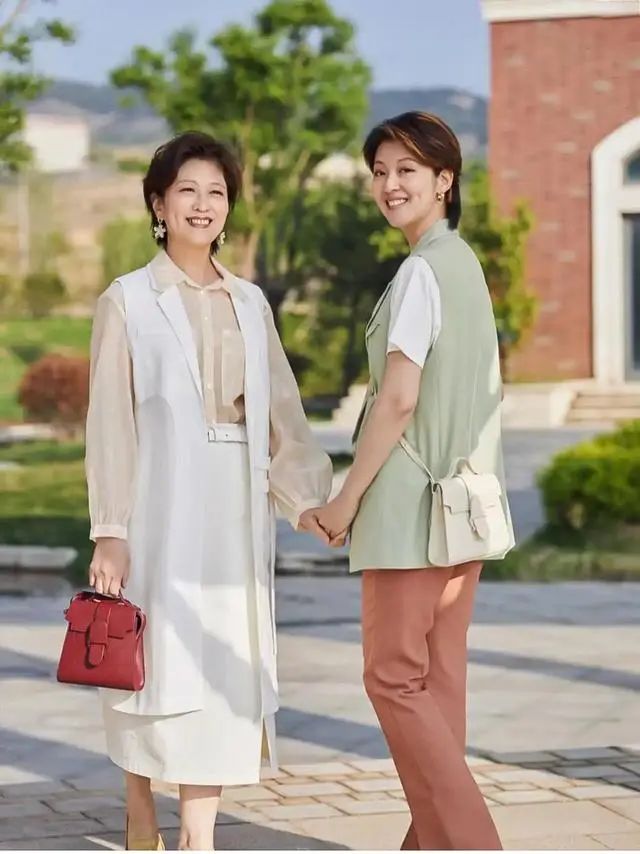 六十岁的女人，裙子该怎么选好？教你4个技巧，合身显瘦又时髦