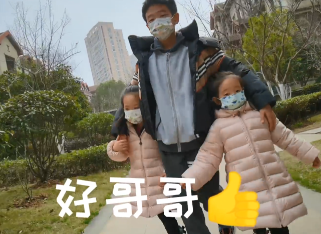 楊威罕曬爸爸兒子合照，楊陽洋蹲地擇菜側顏像爺爺，口袋紅包搶鏡