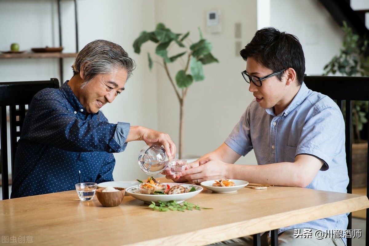 喝酒不僅要懂酒，還要懂禮儀，牢記酒桌10大禮儀，做有涵養(yǎng)的人