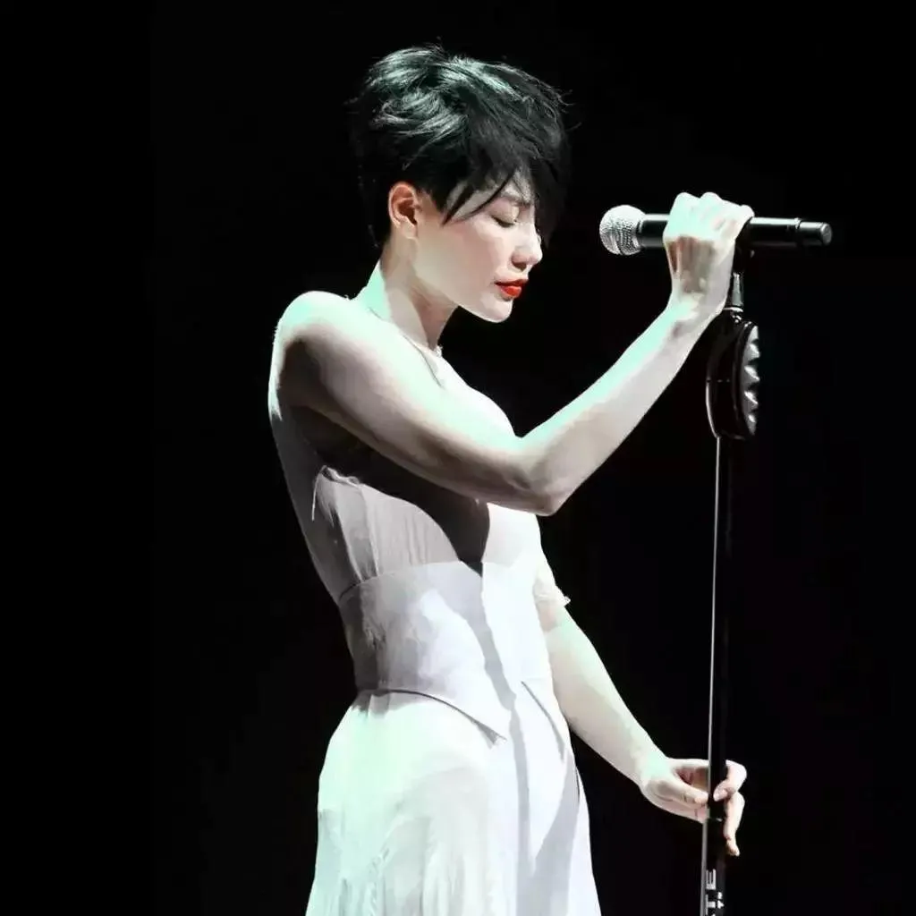 两个中年人牵个手，整个娱乐圈抖了抖