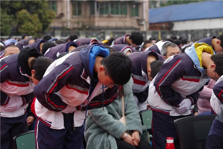 十八而志 大任始承——天府新区职业学校成人礼暨高考誓师大会