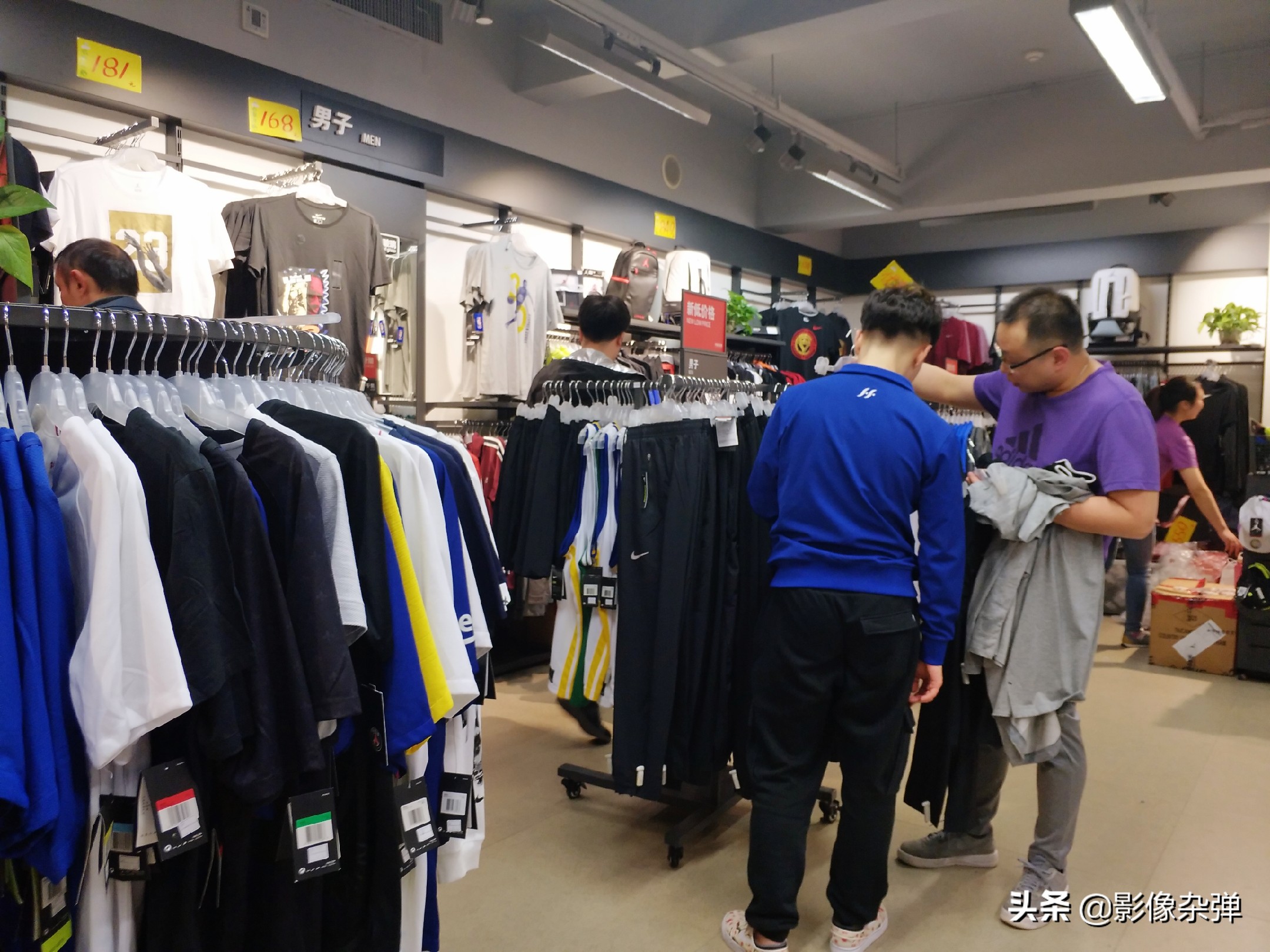 店里推出了不少"优惠款"的运动服和运动鞋,号称创价格"新低".