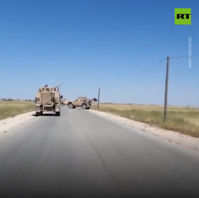 美国大兵落荒而逃！叙利亚民众堵截美军车队，